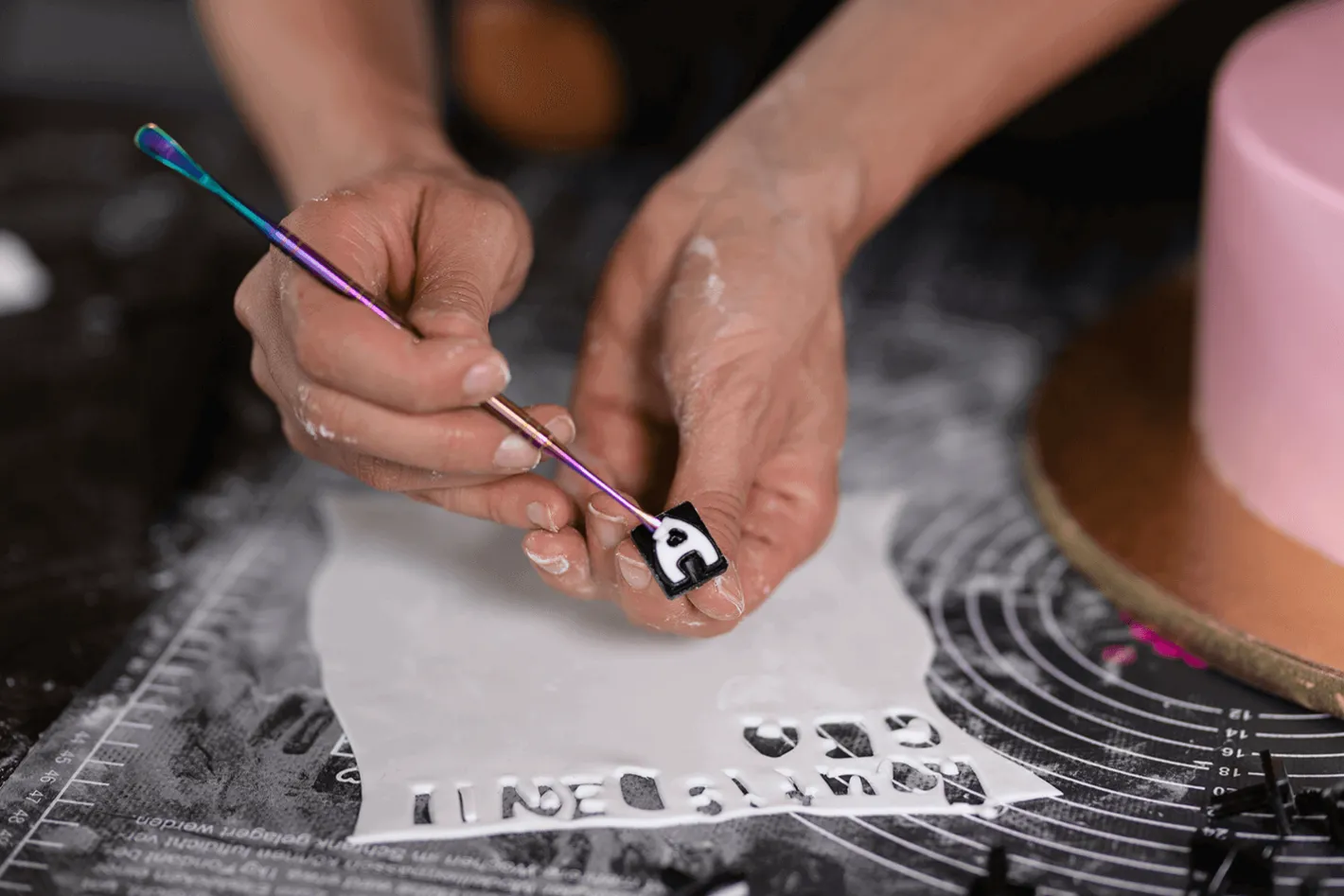 Sallys Buchstabenstempel für Fondanttorten