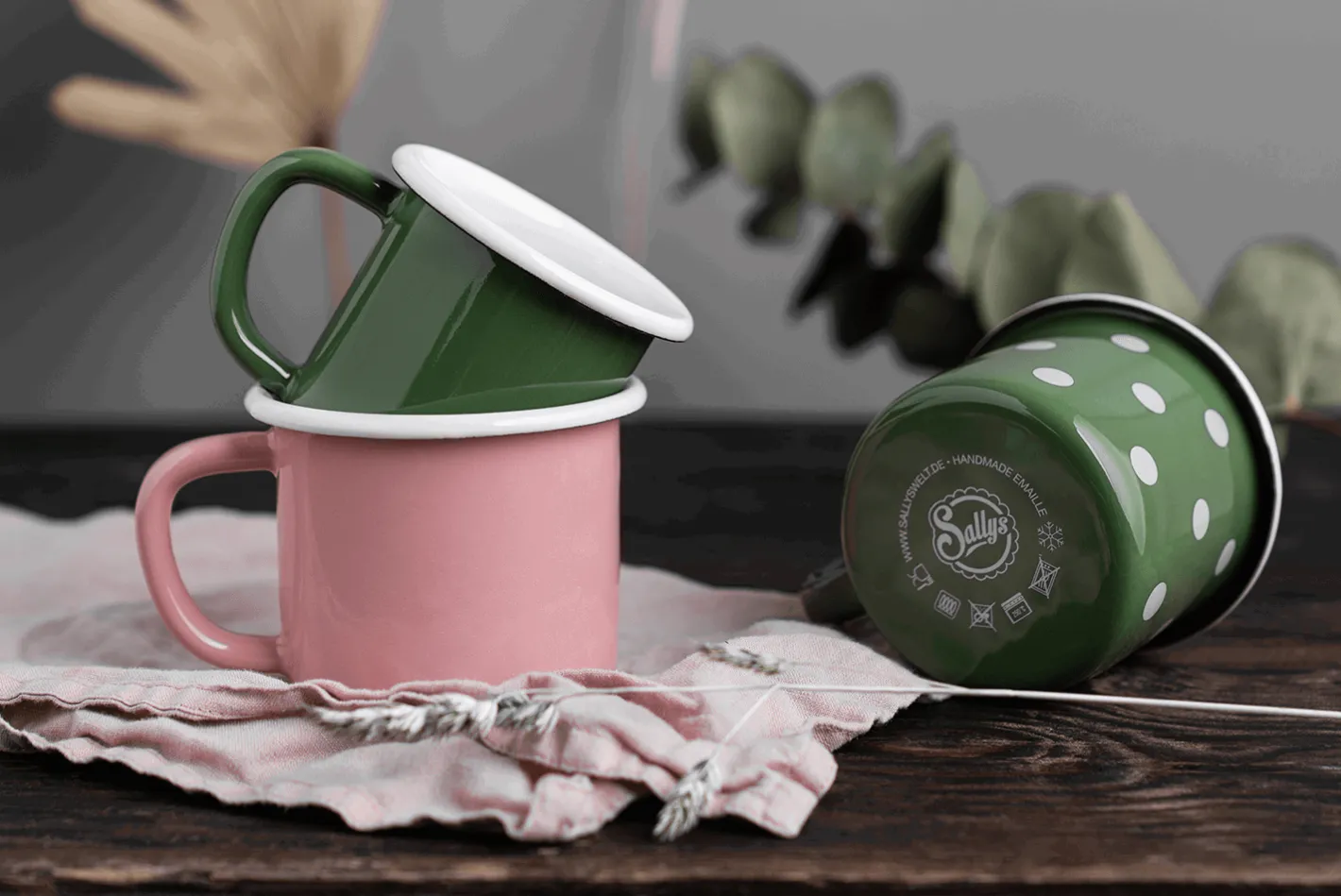 Sallys Emaille Tasse - pastell groß gepunktet