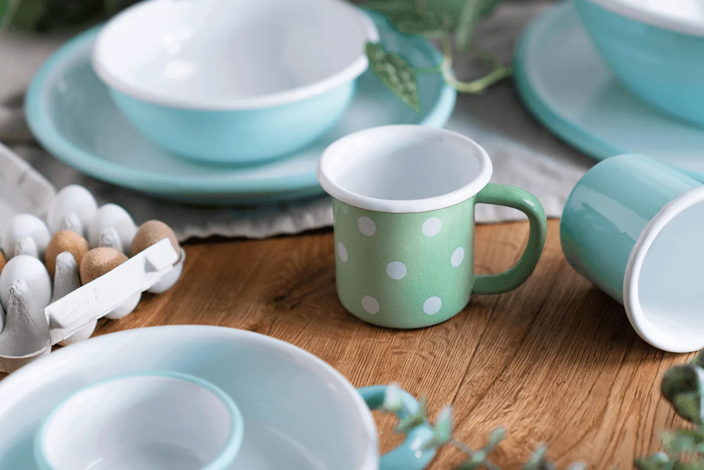 Sallys Emaille Tasse - pastell groß gepunktet
