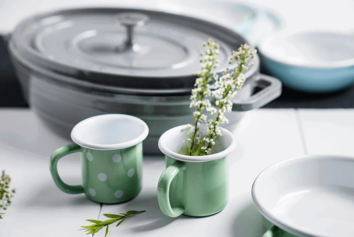 Sallys Emaille Tasse - pastell klein gepunktet
