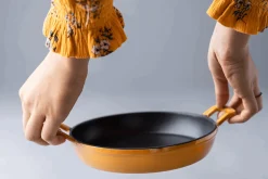 Sallys Gusseisen - Servierpfanne rund Ø 20 cm - mit Echtholzuntersetzer