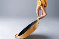 Sallys Gusseisen - Servierpfanne rund Ø 20 cm - mit Echtholzuntersetzer