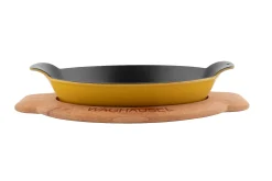 Sallys Gusseisen - Servierpfanne oval 18 x 24 cm - mit Echtholzuntersetzer